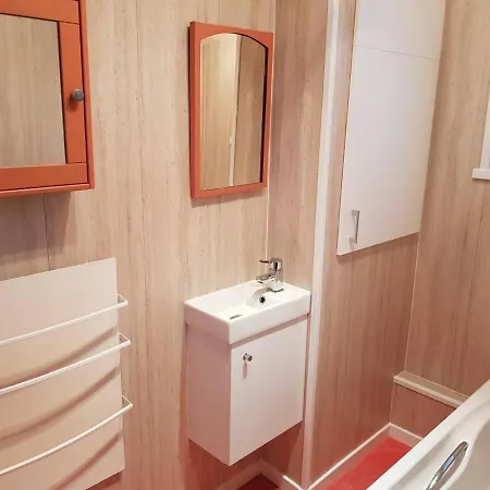 - Sleeps 4 - Pet Friendly - Balcony Apartment *